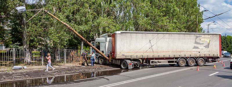 На Мануйловском проспекте фура «вылетела» на тротуар и снесла столб