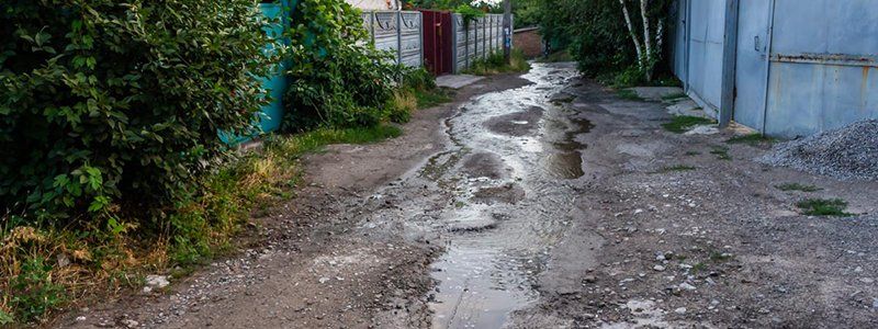 В Днепре в переулке Камском прорвало трубу