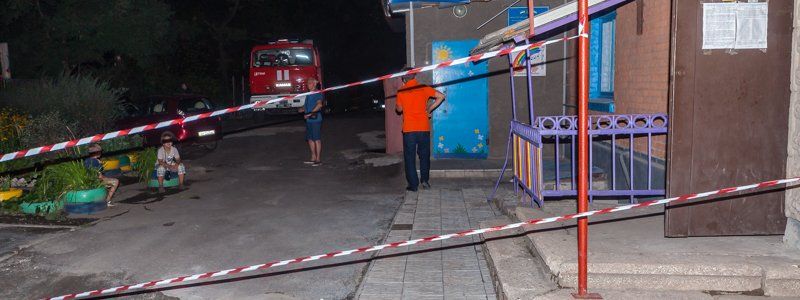 В Днепре на Владимира Мономаха из-за интернет-кабелей падает ограждение с крыши дома