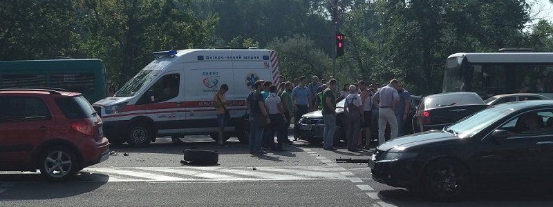 На Победе возле ПриватБанка тройное ДТП и огромная пробка: пострадали женщина и ребенок