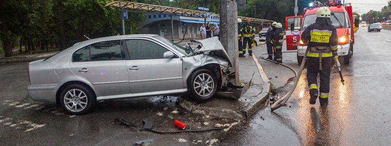 В Днепре на проспекте Богдана Хмельницкого Skoda «вылетела» на встречную и врезалась в столб: пострадали дети
