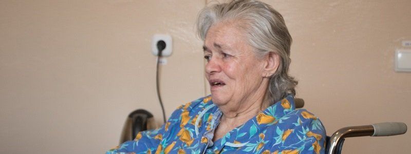 Жизнь без памяти: пожилая женщина с болезнью Альцгеймера плачет и хочет вернуться домой