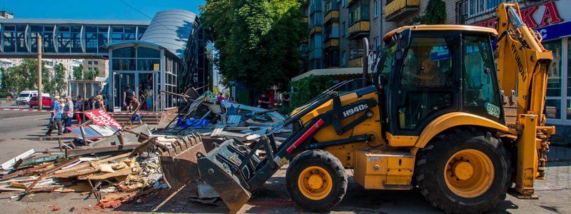 На проспекте Слобожанском сровняли с землей "Шаурму и хот-доги"