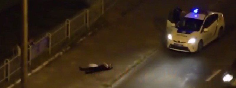 Затмение Луны в Днепре: копы спасали мужчину, пока парни из Mercedes делали селфи на его фоне