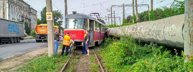 В Днепре трамвай с пассажирами сошел с рельсов и пробил обшивку теплотрассы