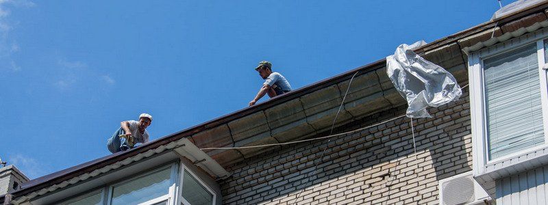 9 затопленных квартир, разрушенный подъезд и дерьмо на чердаке: как в Днепре крышу дома ремонтировали