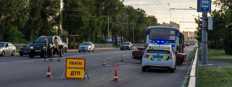 В Днепре на Набережной Заводской столкнулись ВАЗ и автобус Lotsman