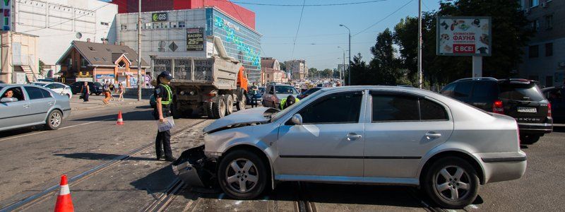 В Днепре на Шмидта столкнулись Skoda и КамАЗ