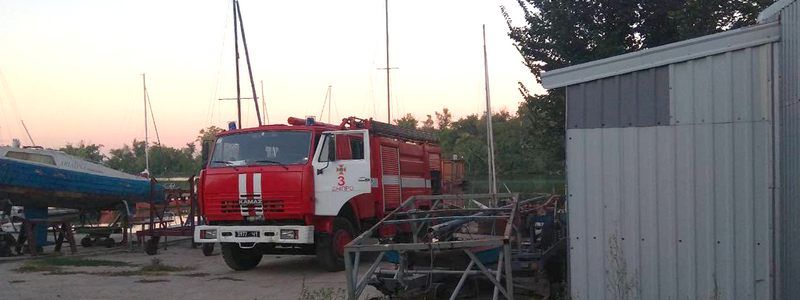 В Днепре горел яхт-клуб "Дніпро"