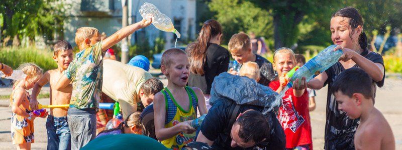 В Днепре на Западном дети спасались от жары, обливаясь водой