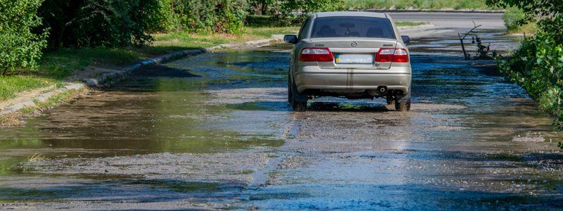 Из-за прорыва водопровода одна из улиц Днепра превратилась в реку