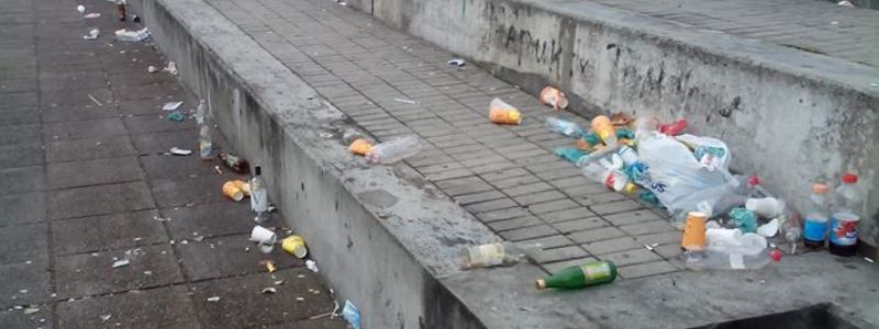 Горы остались мусора в центре Днепра после празднования Дня независимости (ФОТО)