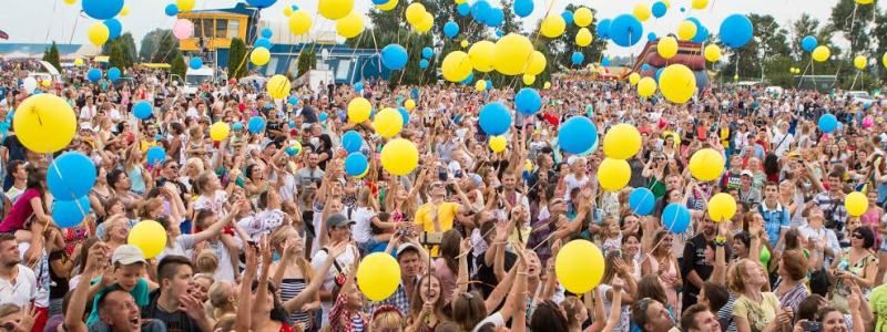 Масштабное авиа-шоу и флаг-рекордсмен: как Днепр и область отметили День независимости (ФОТО)