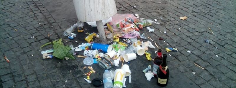 Центр Днепра превратили в мусорку (ФОТО)