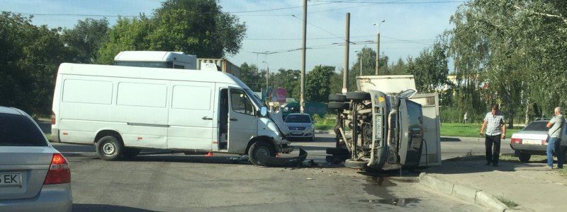 ДТП на Клочко-6: столкнулись Sprinter и "хлебовозка" (ФОТО)