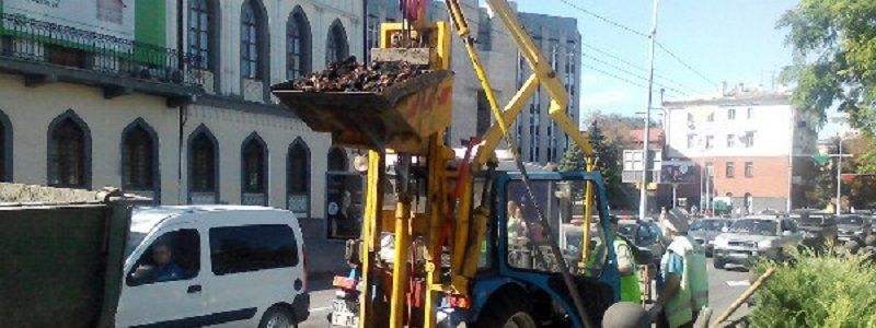 В Днепре готовятся к холодам и чистят ливневки (ФОТО)