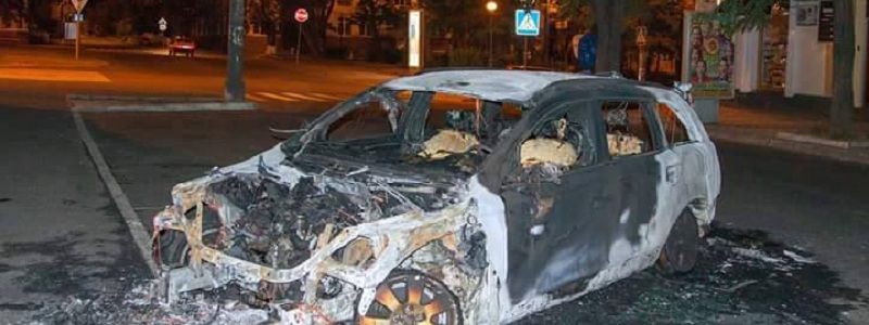 На Ворошилова дотла сгорел автомобиль Audi Q7 (ФОТО)