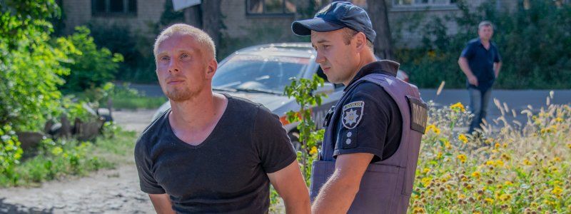В Днепре вооруженный мужчина ограбил 14-летнюю девочку