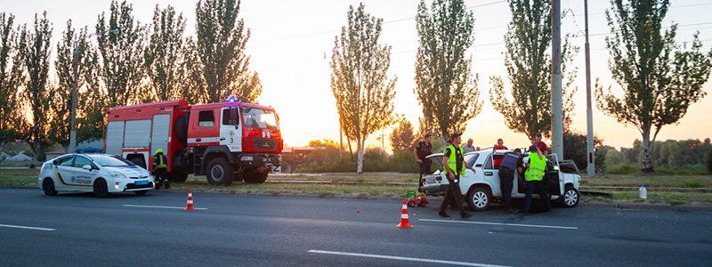 На Донецком шоссе ВАЗ врезался в столб: пострадали ребенок и мужчина