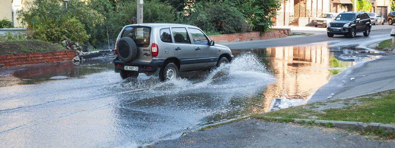 В Днепре на улице Гусенко прорвало водопроводную трубу