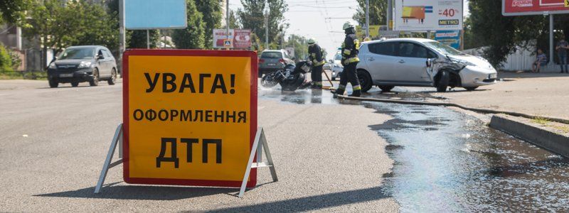 В Днепре на Калиновой Nissan Leaf столкнулся с мотоциклом: есть пострадавшие