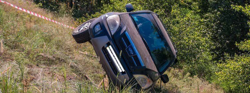 В Днепре на Кайдакском мосту Chery слетел в кювет: фото и видео с места происшествия