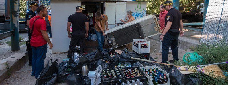 В Днепре на Тополе демонтировали ларьки