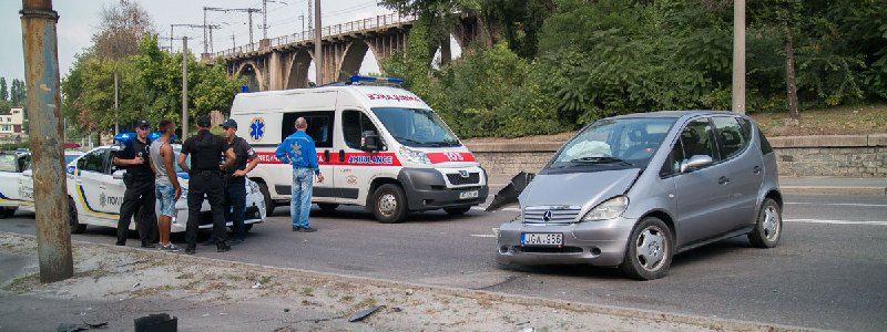 В Днепре возле спортивного комплекса "Славутич" Mercedes «влетел» в столб