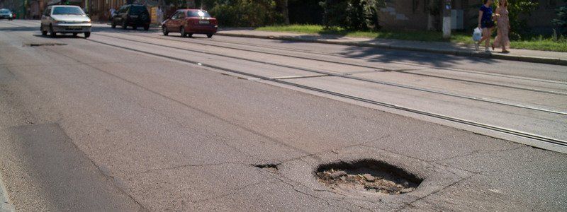 Внимание автомобилистам: на Чернышевского образовались ямы