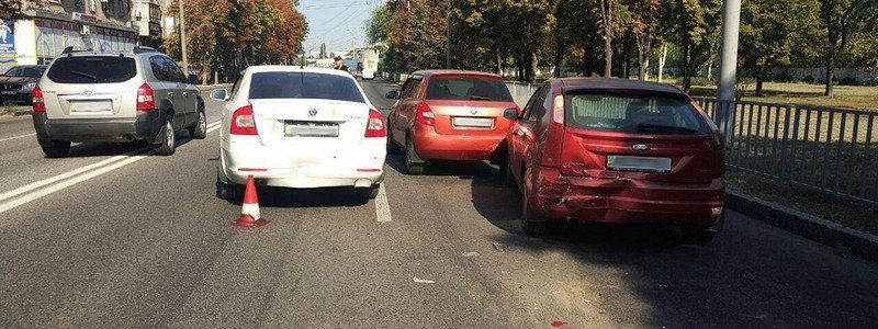 В Днепре на Набережной столкнулись 4 машины: в одном из авто был ребенок