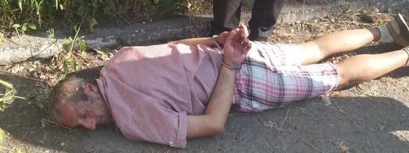 Двойное ограбление в Днепре: мужчина ограбил мальчика и пожилую женщину
