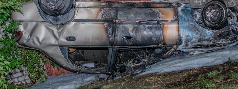 В Днепре на Криворожской Lanos врезался в бетонные блоки, перевернулся и загорелся