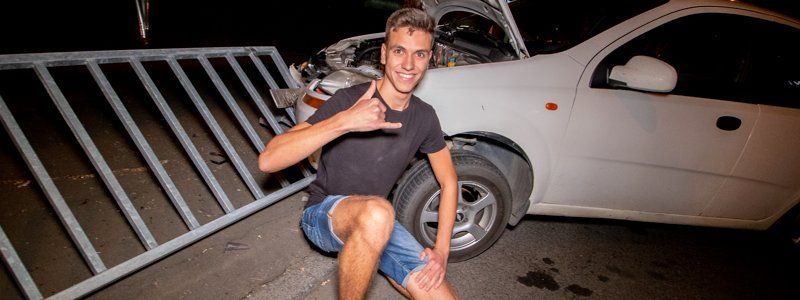 В Днепре возле бывшего здания областного ГАИ Chevrolet врезался в ограждение