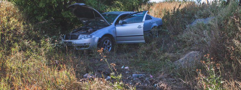 Под Днепром водитель Skoda уснул за рулем: автомобиль вылетел в кювет и перевернулся