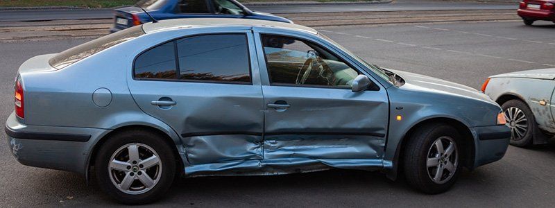 На проспекте Богдана Хмельницкого столкнулись Volkswagen и Skoda с детьми в салоне