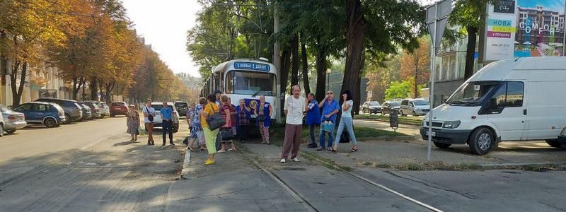 В Днепре на Яворницкого Mercedes припарковался на трамвайных путях: движение электротранспорта парализовано