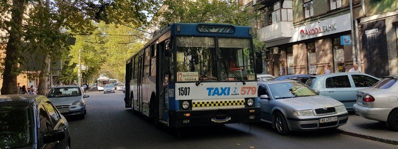 В Днепре на Мономаха обрыв проводов парализовал движение троллейбусов