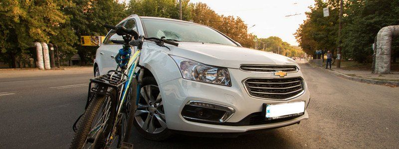 На Паникахи возле "Эпицентра" Chevrolet и велосипедист не поделили дорогу: пострадал мужчина