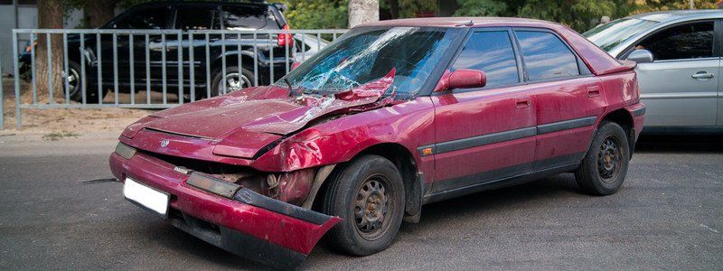 В Днепре припаркованный грузовик скатился по склону и протаранил два автомобиля