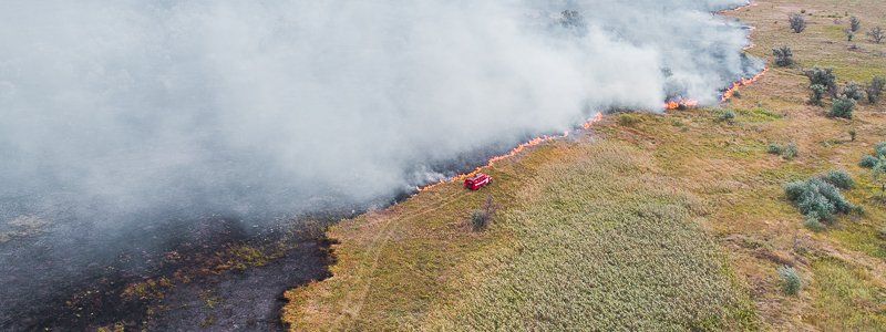 Возле Днепра сутки горит 4 гектара сухой травы