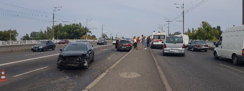 В Днепре на Слобожанском столкнулись Ford и Volkswagen: пострадала девушка