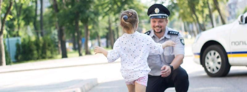 В Днепре будут обнимать детей, чтобы уменьшить количество самоубийств