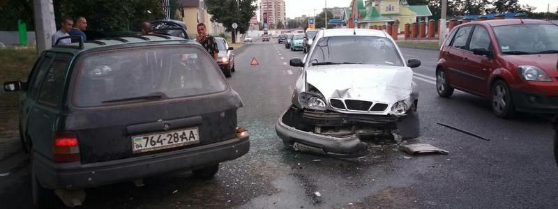 В Днепре на Березинке возле заправки ОККО столкнулись Lanos, Ford и Nissan