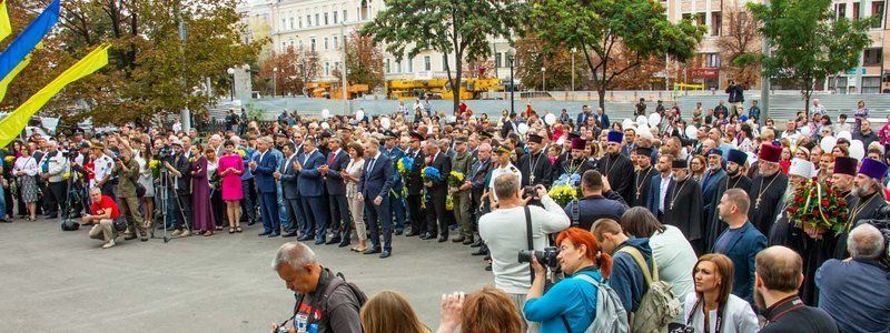 В Днепре возле памятника Полю состоялось открытие Дня города: как это было