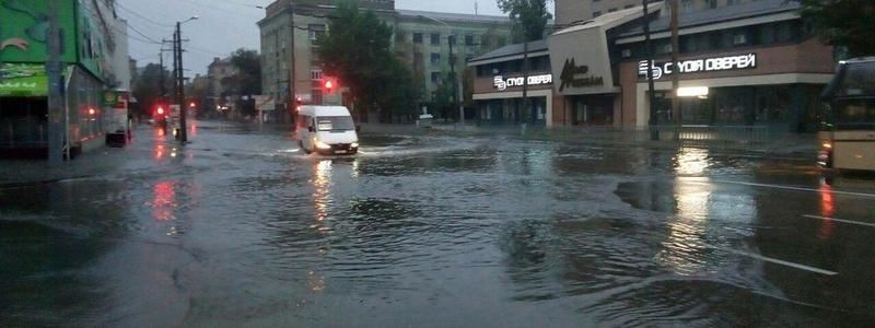 Сильный ливень в Днепре превратил дороги в реки