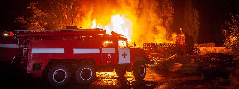 В Днепре на Шинной горел склад автобазы