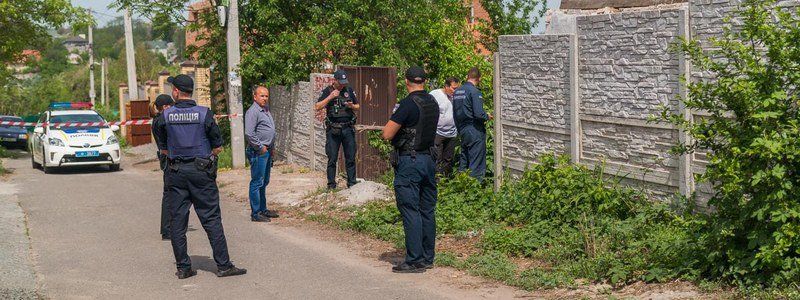 В Днепре мужчина случайно выкопал минометную мину во дворе своего дома