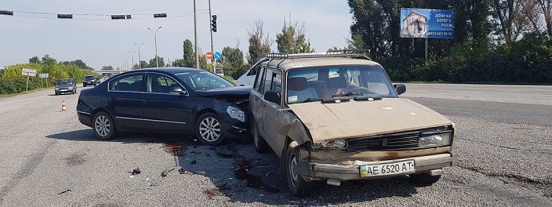 Под Днепром возле ТЦ «METRO» не поделили дорогу ВАЗ и Volkswagen