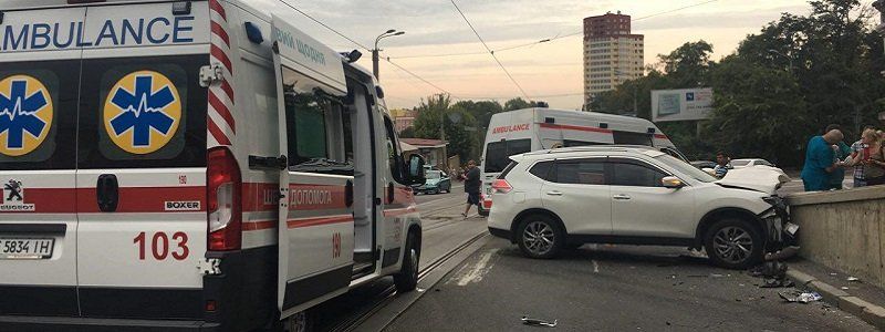 На перекрестке Гоголя и Чернышевского Chevrolet и Nissan въехали в парапет