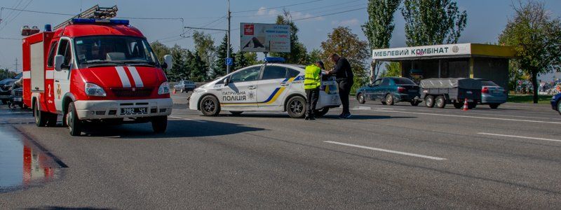 В Днепре на Набережной Заводской не поделили дорогу Kawasaki и Mercedes: мотоциклиста забрала "скорая"